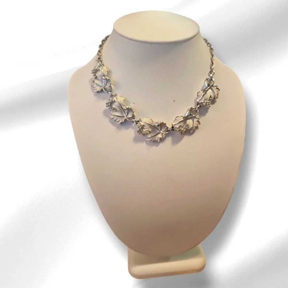 Vintage Signed Sarah Coventry Whispering Leaves Necklace,Clip Earrings Set. - Picture 3 of 5